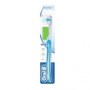 Oral-B Toothbrush 1-2-3 Indicator Medium 35, 1τμχ | Οδοντόβουρτσα Χειρός Μέτρια Εργονομικά Σχεδιασµένη Λαβή